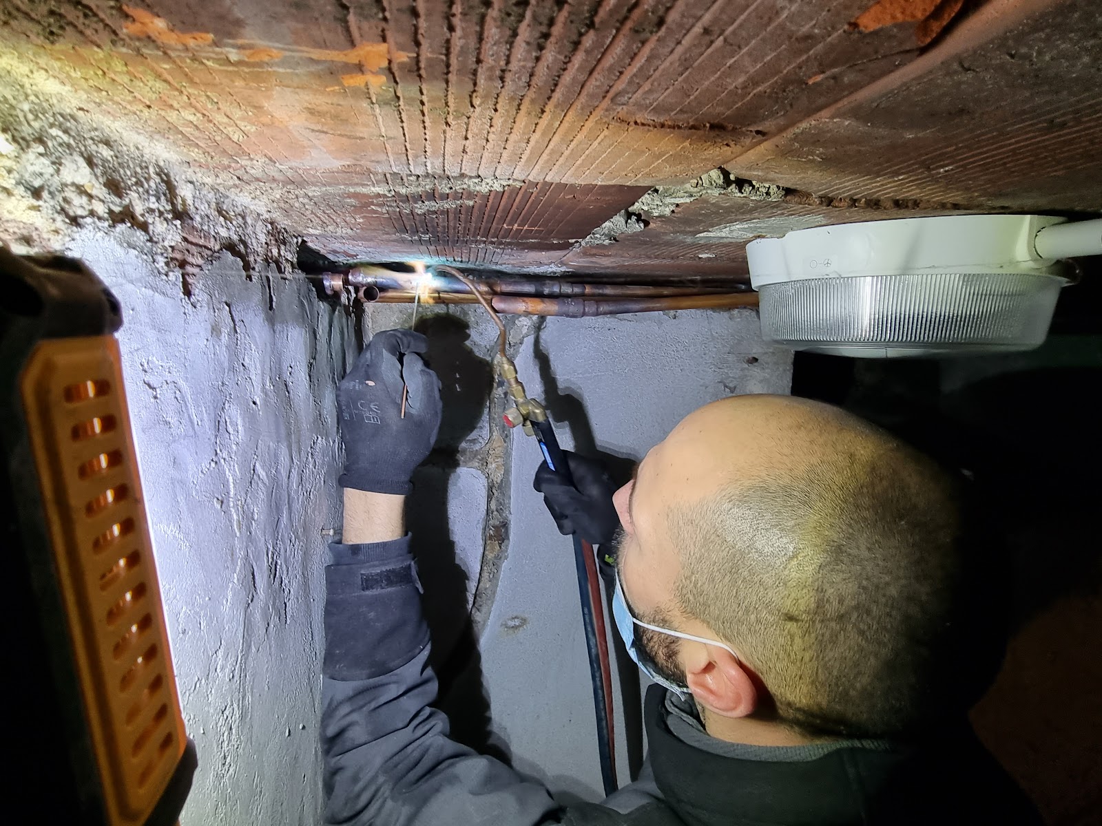 Travaux de soudure sur tuyauterie en cuivre.